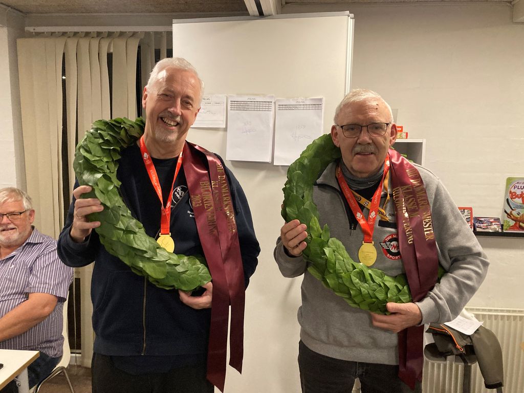DM Guld: Børge Holm, Thisted (t.h.) og Jørn Mørup, Struer fik lørdag overrakt makkerparrets i alt 11. sæt DM guldmedaljer i bilorientering. Struer klubben fik yderligere 1 sæt bronzemedaljer.